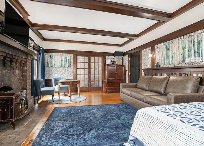 Oak Suite