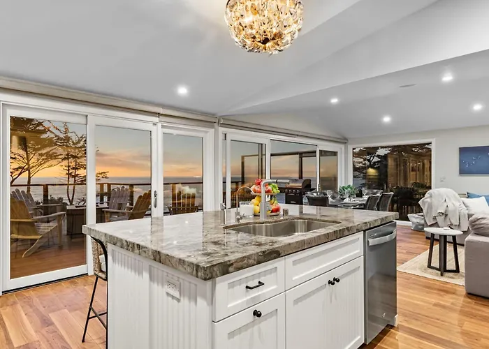 Private Blufftop Retreat With Ocean Views & Hot Tub